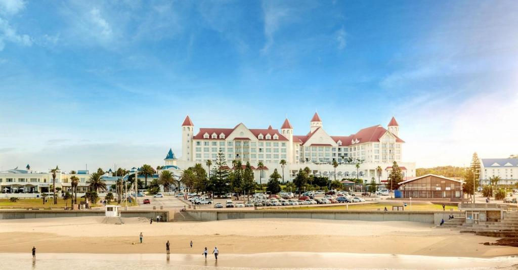 伊丽莎白港木板道会议中心Spa酒店的大型度假胜地前面设有海滩
