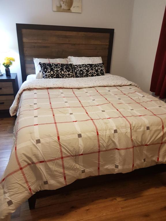 Eastern PassageEast End Suite的一张带棕色和白色棉被和枕头的床