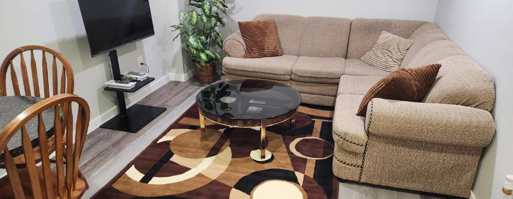 温尼伯New Stylish 2-Bedroom Basement Suite的带沙发和咖啡桌的客厅