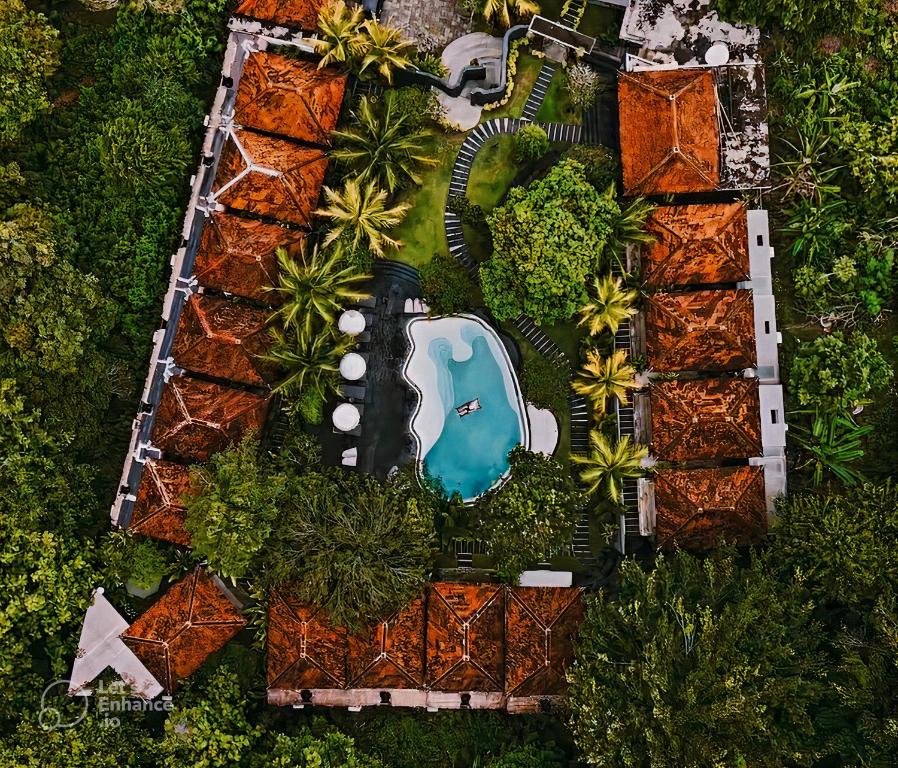 乌鲁瓦图ONAYA Bali Resort - Adults Only的享有带游泳池的度假村的顶部景致