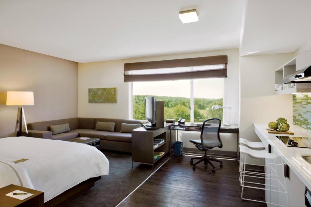 列克星敦列克星敦元素酒店的酒店客房带一张床和一个厨房