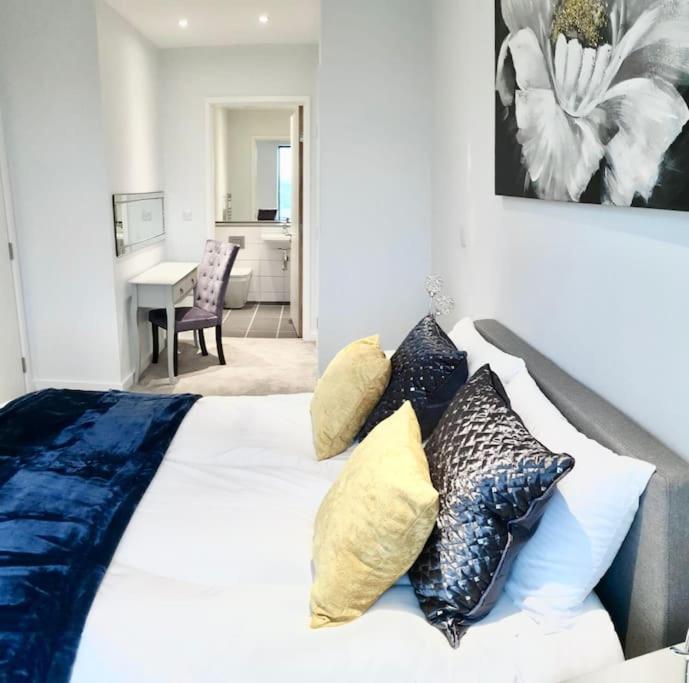 伦敦Luxury Apartment London的一间卧室配有带枕头的床