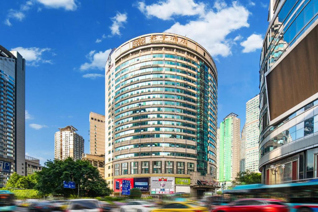 重庆重庆大世界君亭酒店(解放碑店)的城市中心高楼