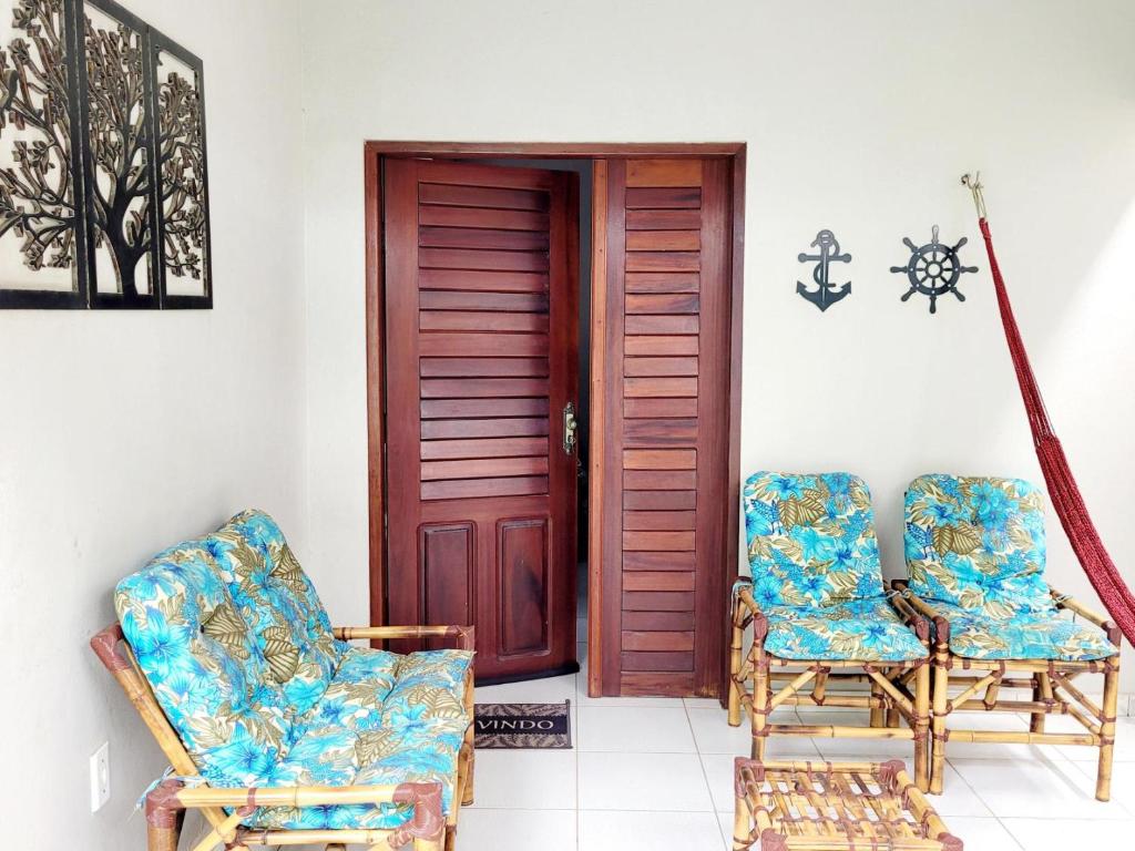 日若卡-迪热里科阿科阿拉Casa Centro de Jijoca的一间设有两把椅子和一扇门的房间