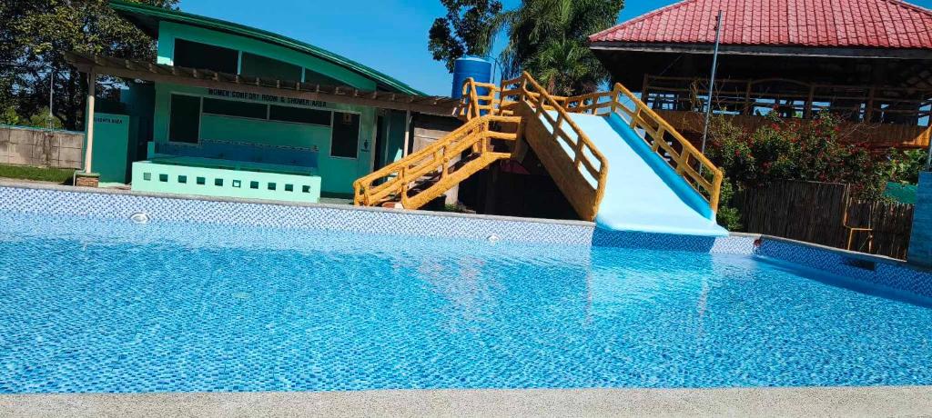 MangataremArzel's Tiny House的游泳池旁的滑梯