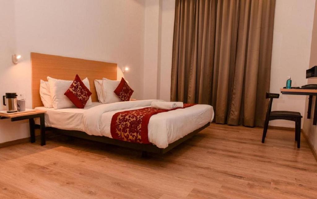 新德里Hotel Diamond Tree at Pitampura的一间位于酒店客房的卧室,配有一张床