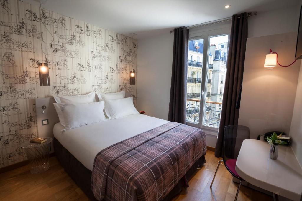 巴黎米雷酒店的酒店客房设有床和窗户。