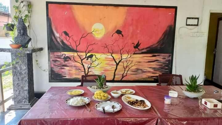 卡卢特勒River Paradise的一张红色桌子,上面有食物,上面有绘画
