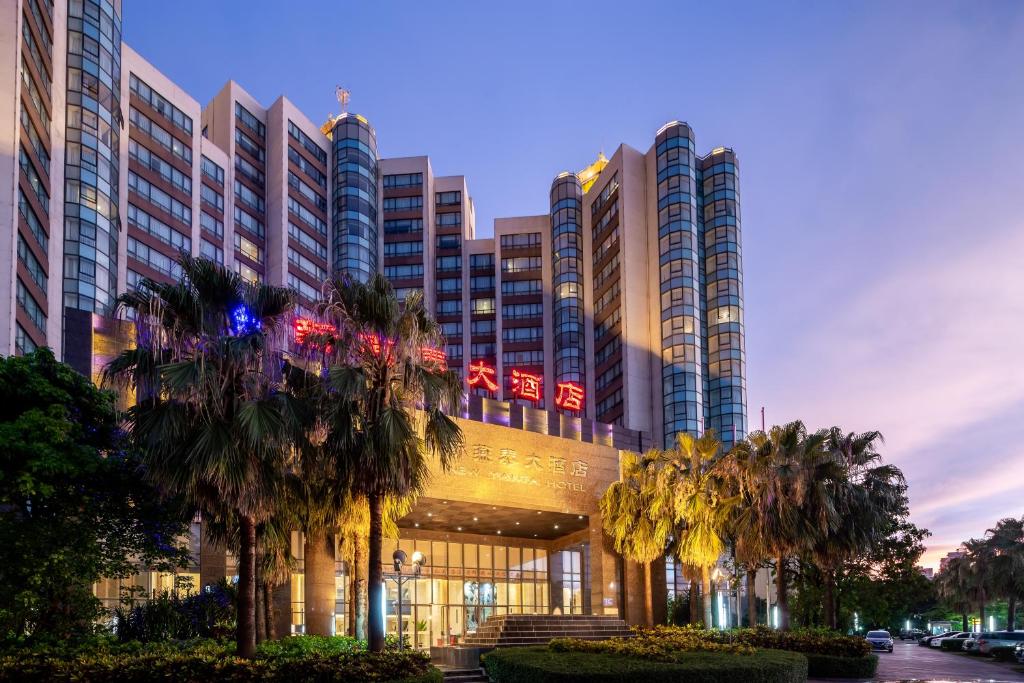 海口海南新燕泰大酒店的一座棕榈树环绕的大建筑