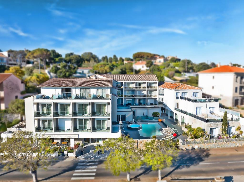 卡尔维Hotel Revellata & Spa的享有带游泳池的建筑的空中景致