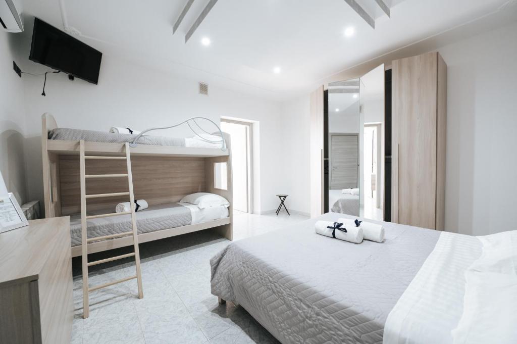 Borgo VodiceGioema的一间卧室配有两张双层床和电视