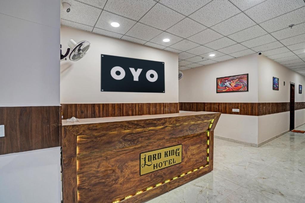 新德里OYO Lord King Hotel的墙上有卵石标志的房间