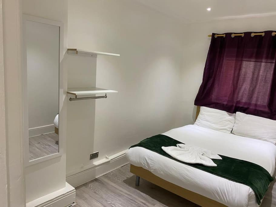 伦敦The w3 flat的一间卧室配有一张带窗帘的床和窗户