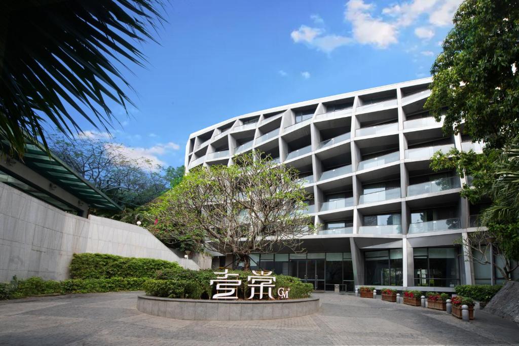深圳深圳半山壹棠服务公寓的前面有标志的大建筑