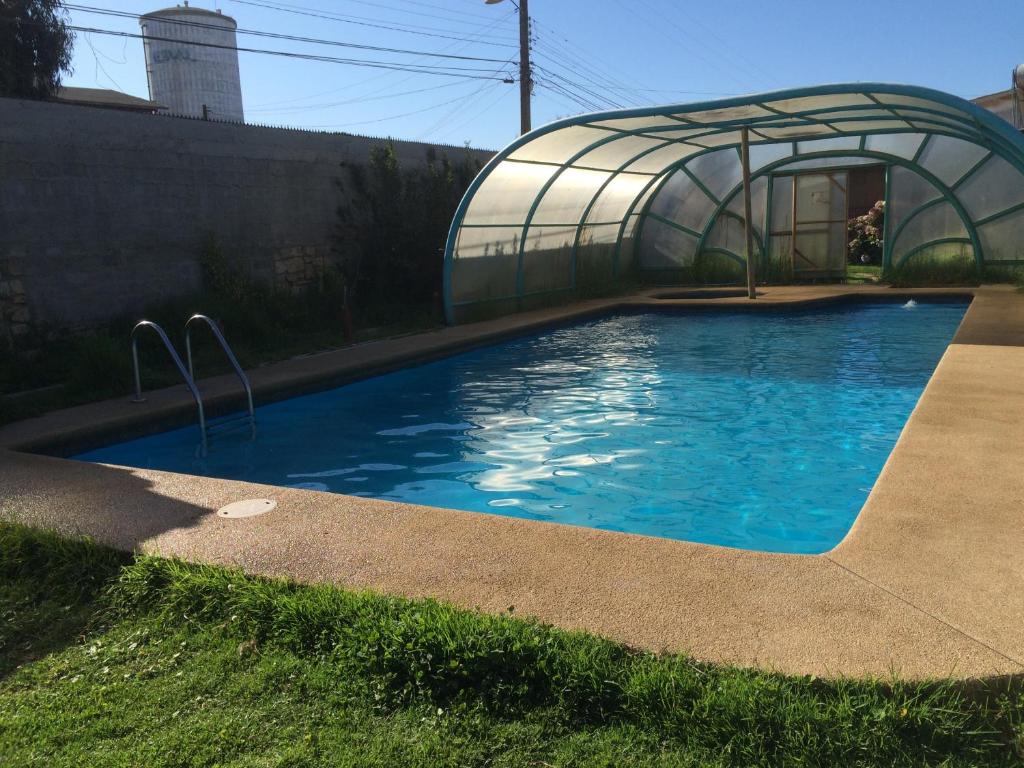 金特罗Cabañas Costatour Quintero的庭院中带温室的游泳池