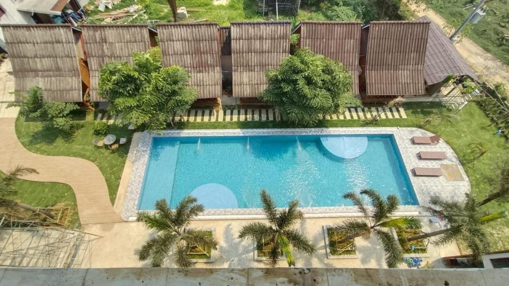 Ban KhouaphanRemember Hotel的享有棕榈树游泳池的顶部景致