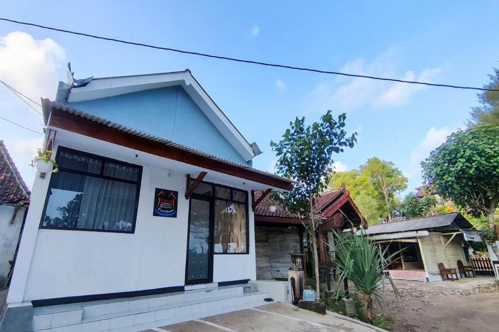 日惹OYO 93867 Minso Inn Sepanjang的白色房子,有红色屋顶