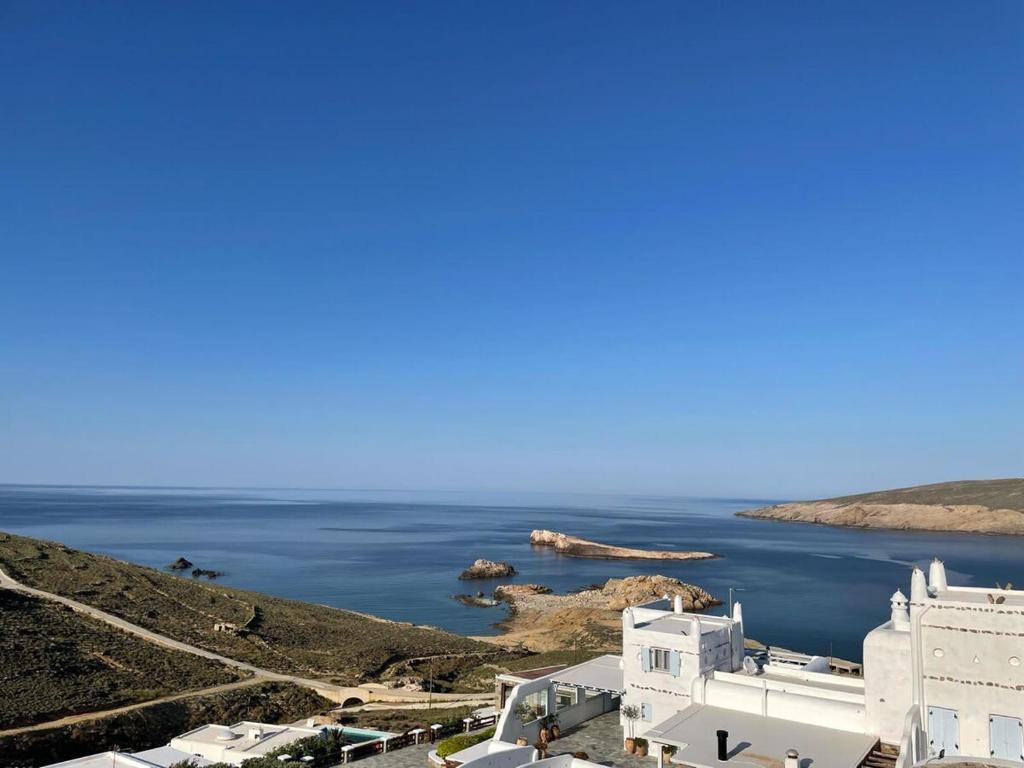阿基奥斯·索斯蒂斯·米科诺斯Mykonian 4 Bd Ocean Dream House in Agios Sostis的享有大海和白色建筑的景致。