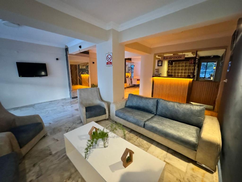 库萨达斯埃尔吉耶斯酒店 的客厅配有沙发和桌子