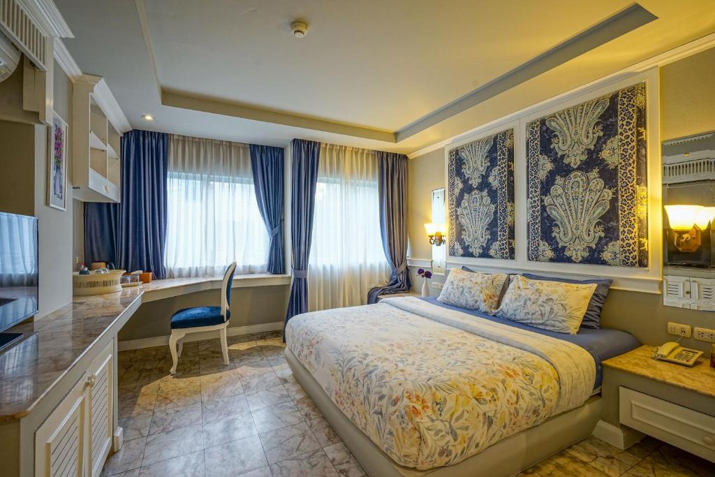 清迈平纳坤酒店的酒店客房带一张床和一个厨房