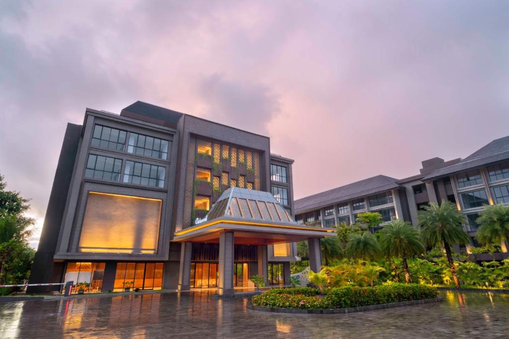 努沙杜瓦Lavaya Resort Nusa Dua Bali的一座有楼房的雨中建筑