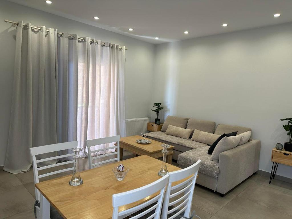 波多河丽Mimozas Apartment Porto Heli的客厅配有沙发和桌子