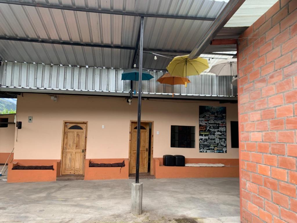 里奥班巴Casa Campo Juive Grande的两把伞挂在建筑物的天花板上
