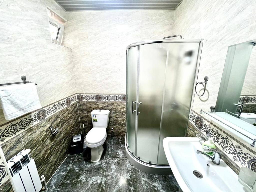塔什干AL-SAID Hotel的带淋浴、卫生间和盥洗盆的浴室