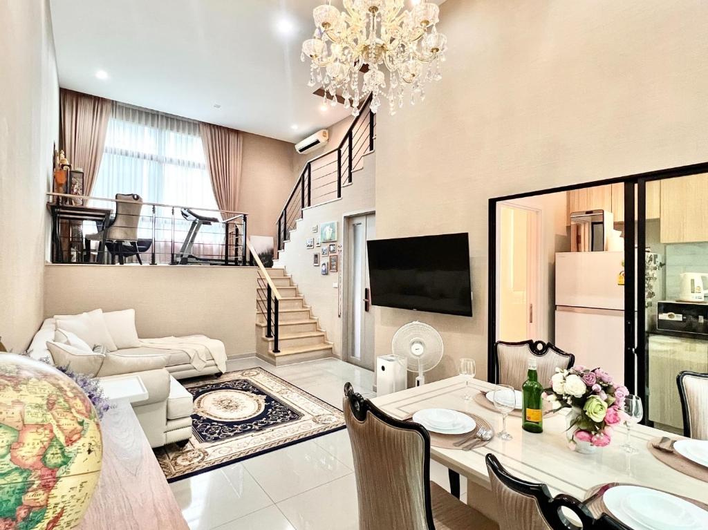 曼谷Free pick up / Stunning Luxury Family Home 3B3B的一间带桌子的客厅和一间餐厅