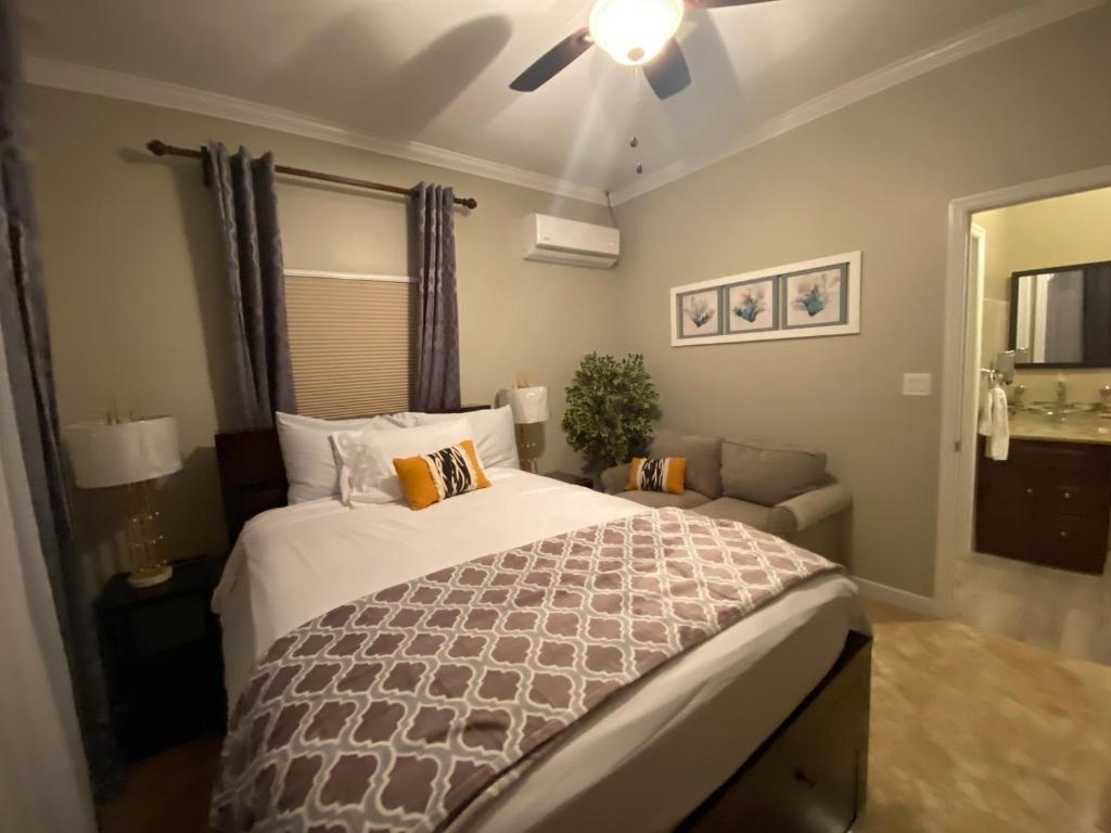 拿骚Island Breeze Guest Suite的一间卧室配有一张床和吊扇