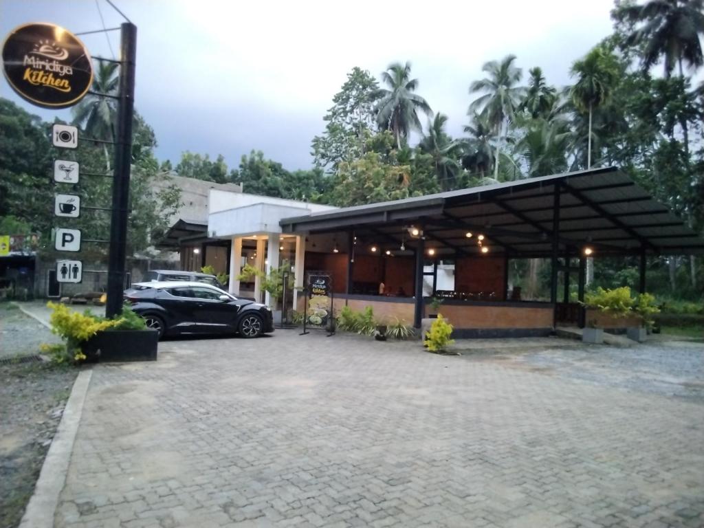 YatiyantotaMiridiya Resort的停在大楼前的汽车