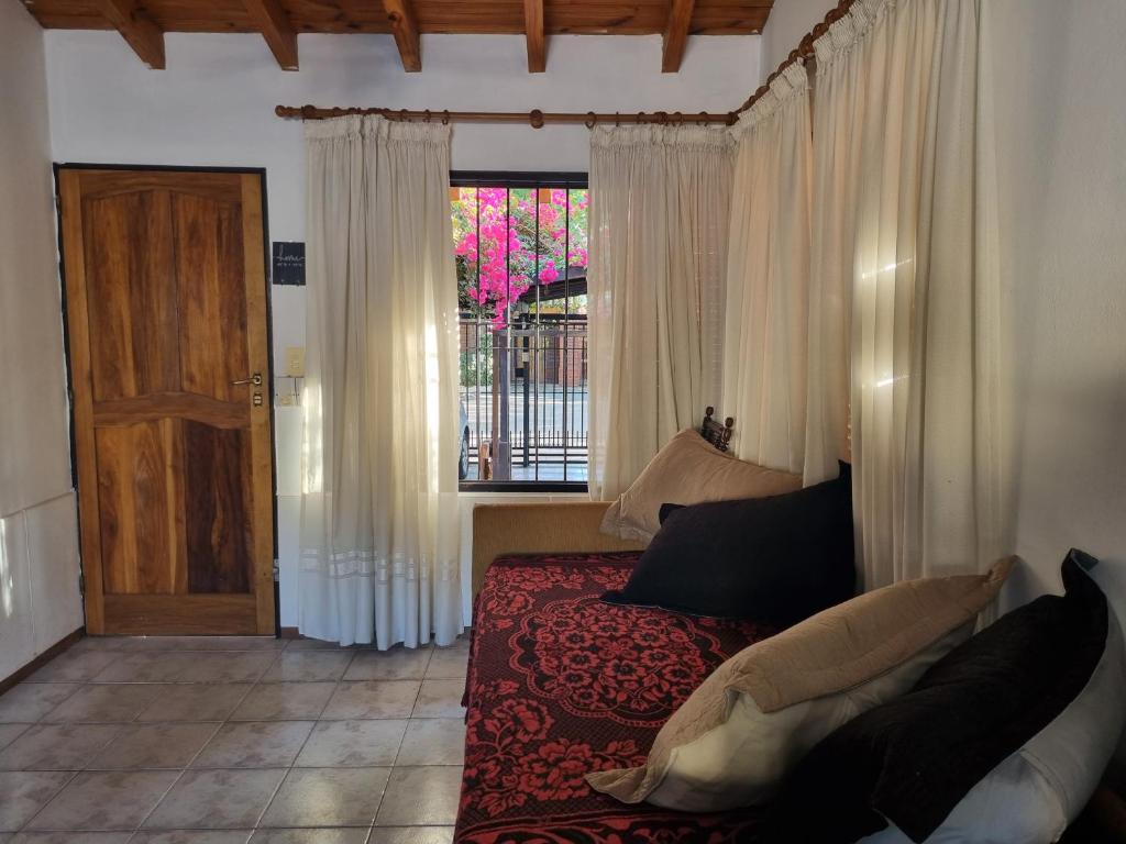门多萨La casa de Chiqui的一间卧室设有床、窗户和门