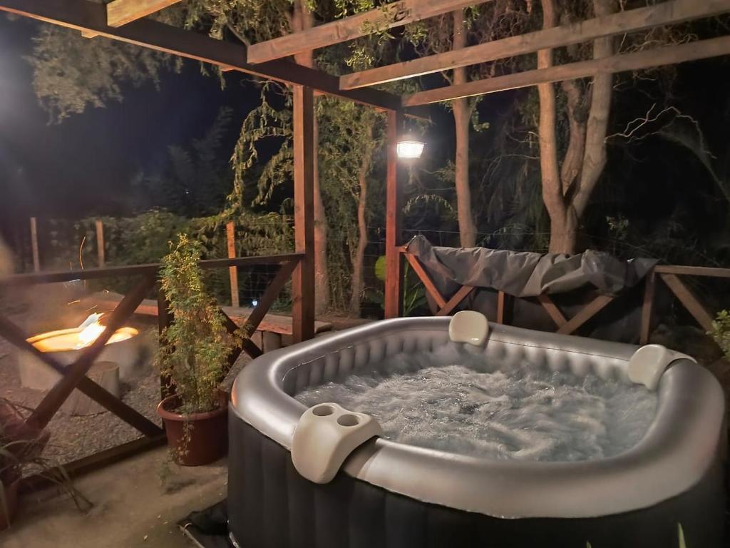 圣克鲁兹Casa Encino的庭院的热水浴池(晚上)