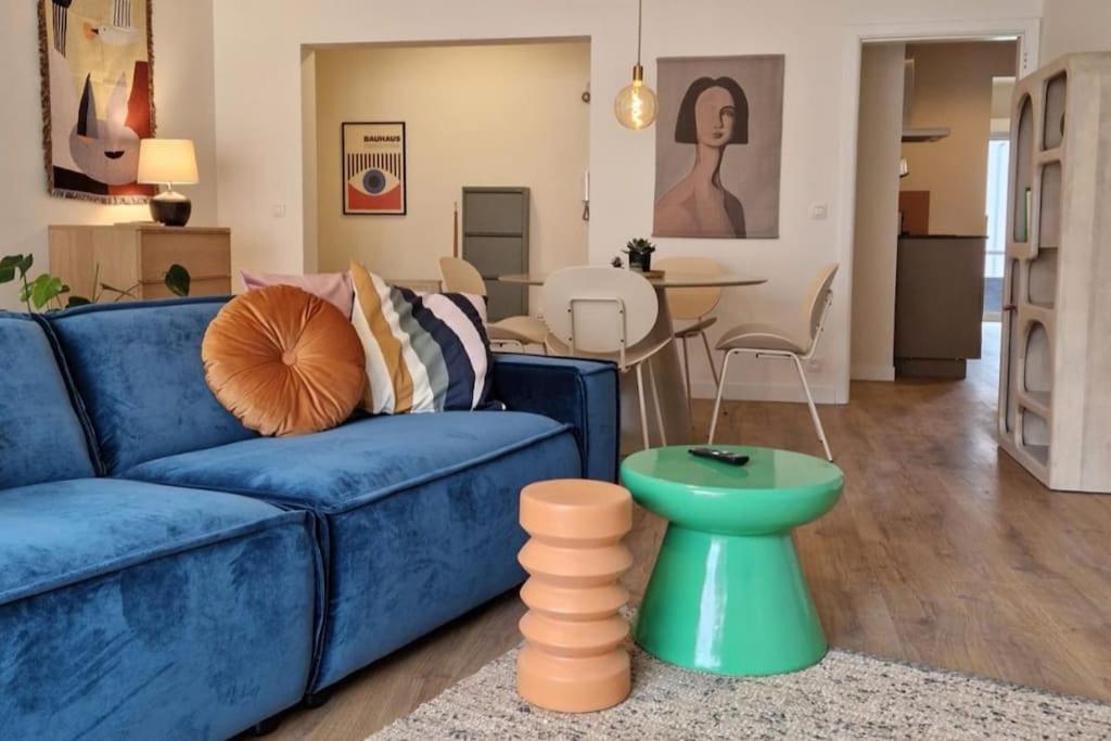 菲尔福尔德Gezellig appartement in Vilvoorde的客厅配有蓝色的沙发和桌子