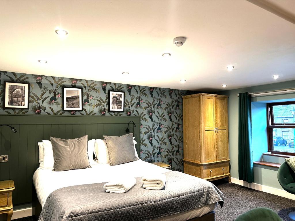 波特马多克金羊毛旅馆的一间卧室设有一张床和一个窗口