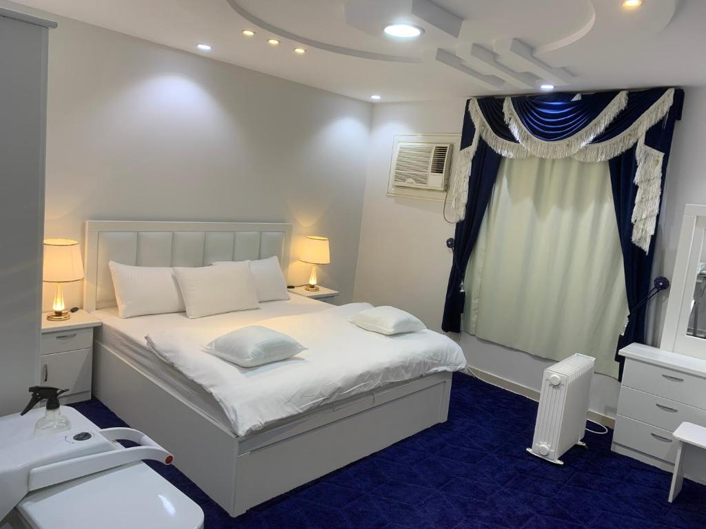 Rusibahشاليه的卧室配有白色的床和水槽