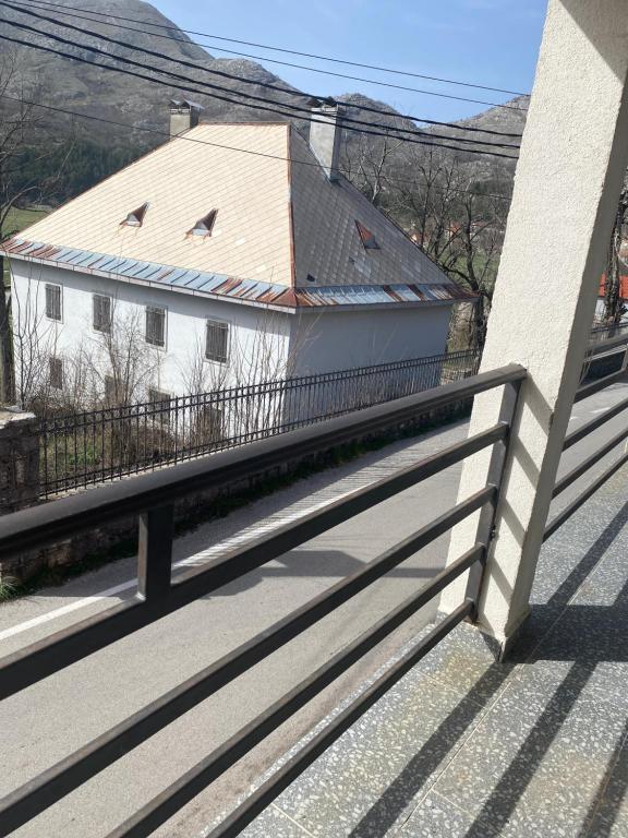 NjegušiKadmi的阳台设有白色房屋和围栏