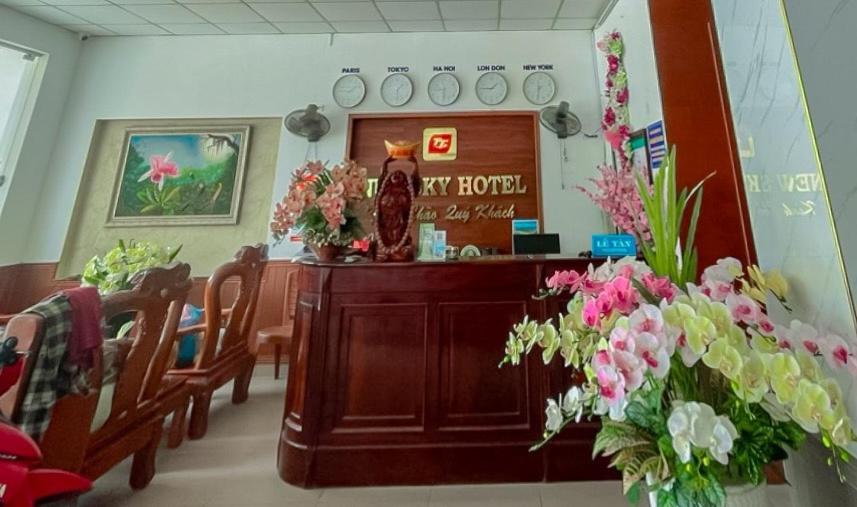 Dong QuanNew Sky Hotel的一间摆放着鲜花的桌子和椅子的等候室