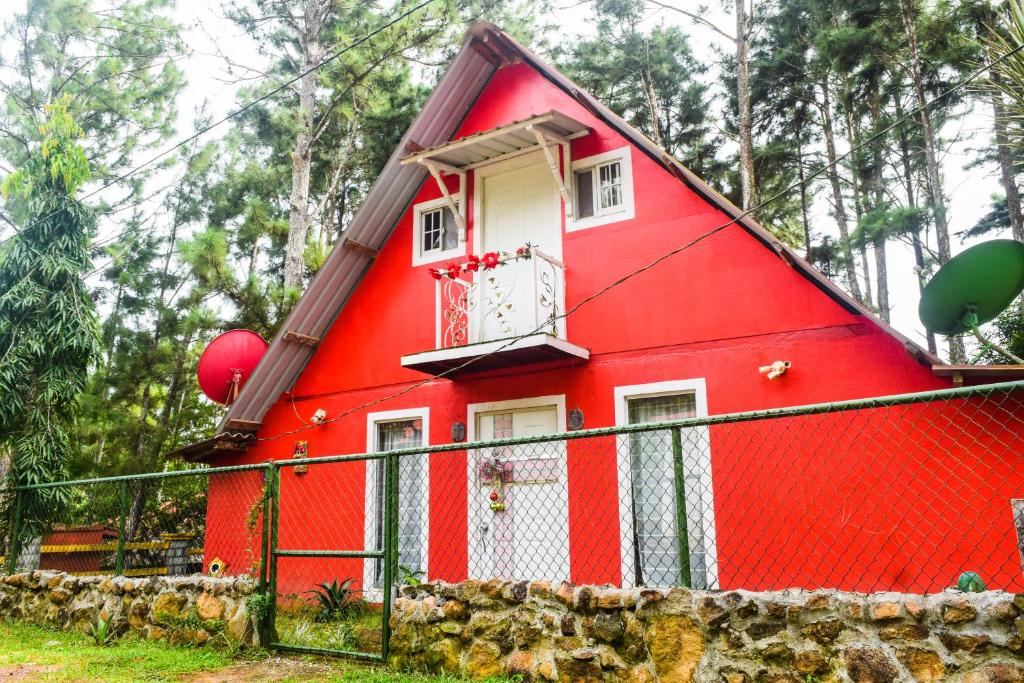 佩诺诺梅Cabaña entre las montañas santa cruz Penonomé的森林中间的红色房子