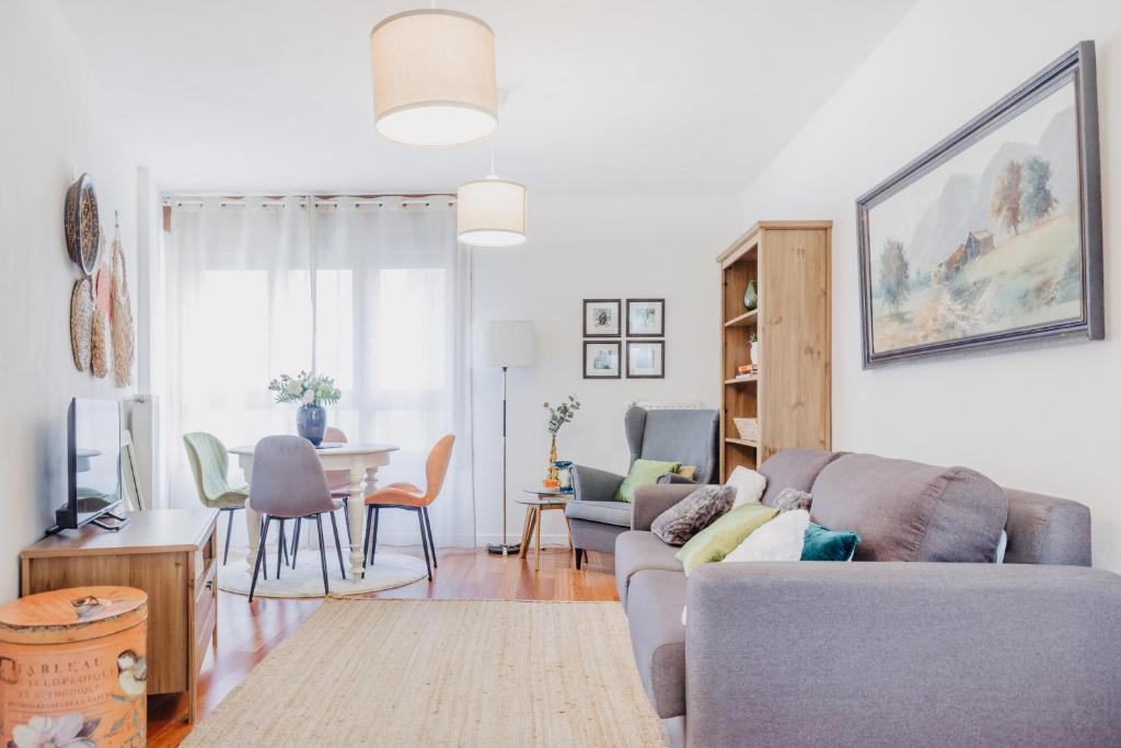奥维多Apartamento céntrico con parking y wifi gratis的客厅配有沙发和桌子