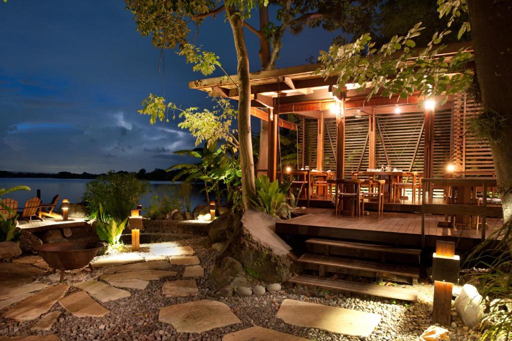 Isletas de GranadaJicaro Island Lodge Member of the Cayuga Collection的夜间带桌椅的度假村