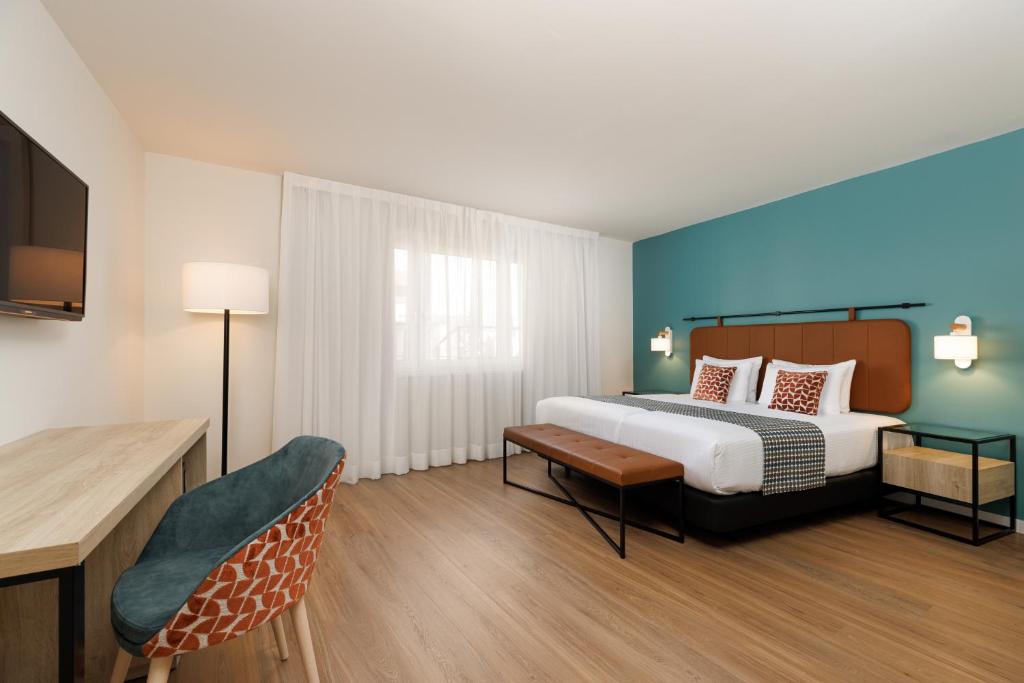 维也纳埃克维也纳酒店的一间卧室配有一张床、一张书桌和一台电视。