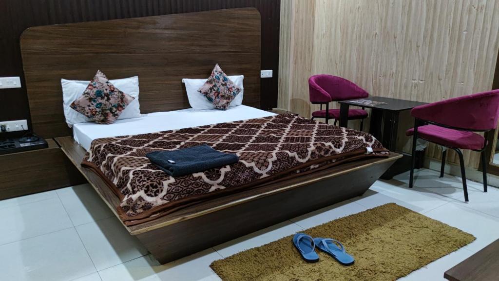 安巴拉Swastik Vatika的一间卧室配有一张带紫色椅子和一双鞋的床