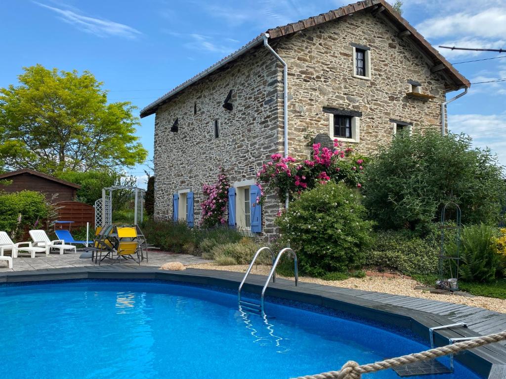 Oradour-sur-VayresTardoire cottage的大楼前带游泳池的房子
