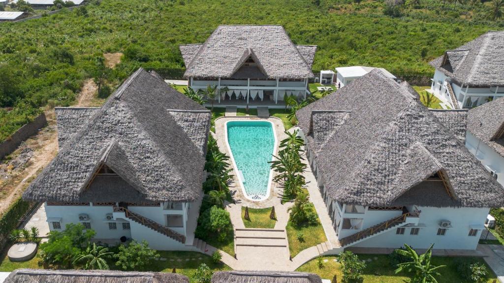 瓦塔穆Rafiki Tamu Residential Resort的享有带游泳池的房屋的空中景致