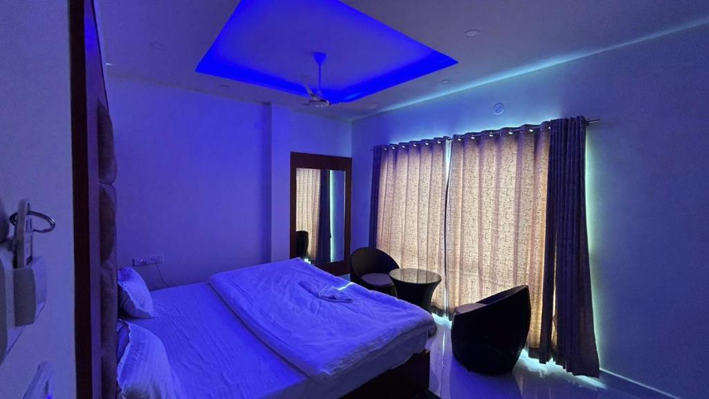曼达莫尼ELITE MANDARMONI的蓝色的客房设有床和窗户。