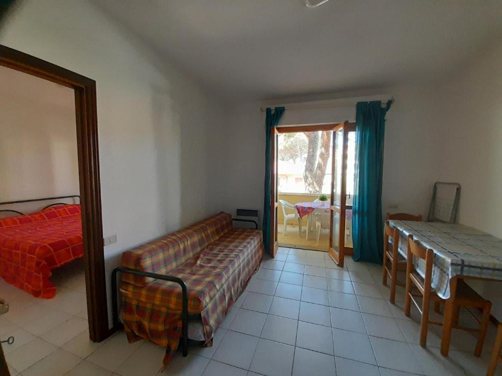 普林希匹纳马尔Rio Marina Bilo的带沙发和床的客厅以及窗户。