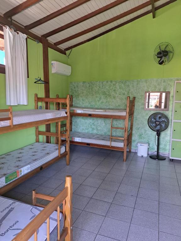 帕拉蒂Girassol Hostel by Katita的客房设有三张双层床和风扇。