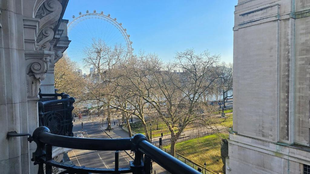 伦敦Apartment London Eye Big Ben walk to China town的阳台享有伦敦眼(london eye)的景致。