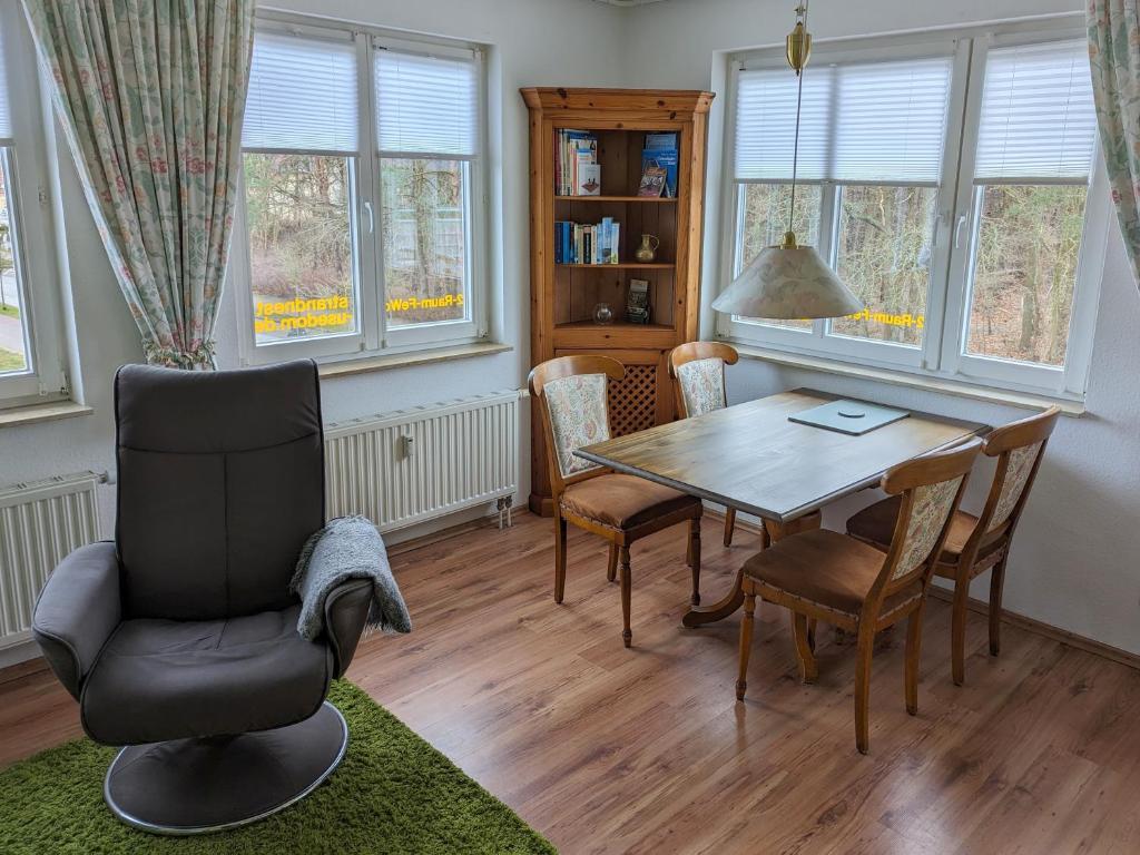卡尔斯哈根Strandnest的一间带桌椅和窗户的用餐室